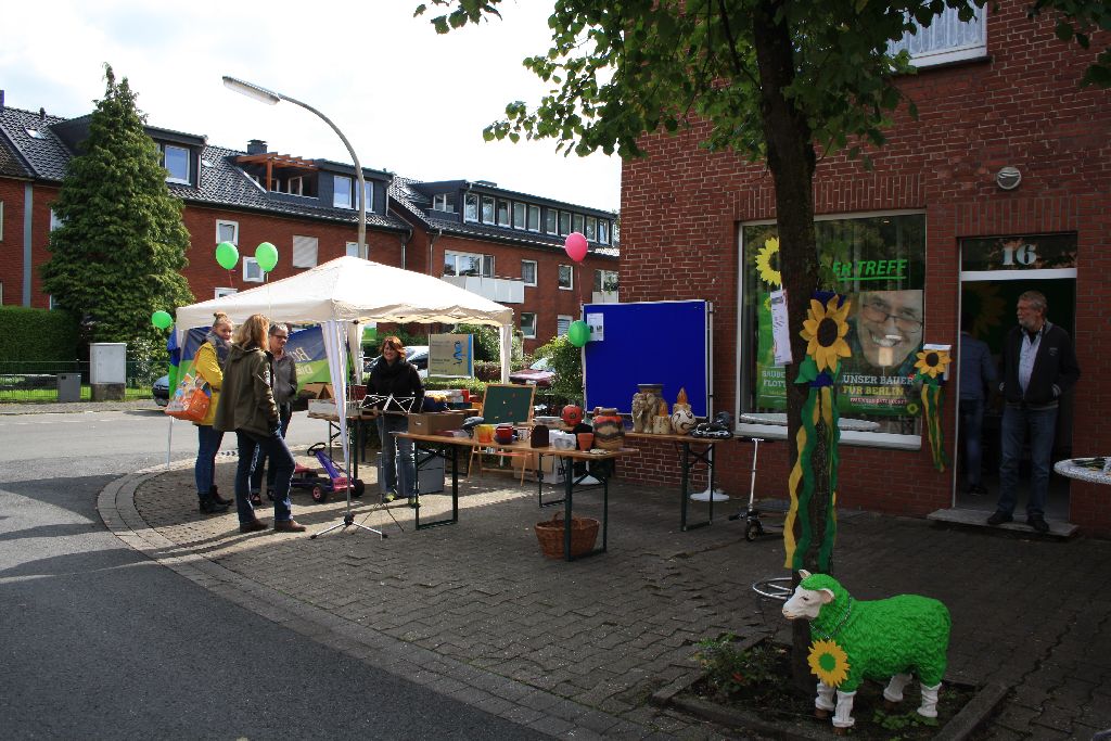 16.09.17: Warentauschaktion von Bündnis 90/ Die Grünen vor den Räumen Falkenstraße (Bild: Gemeinde Senden)