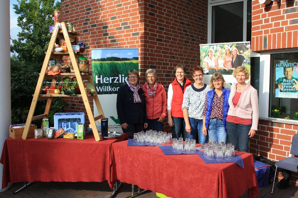 19.09.17: Landfrauen mit Ernährungspyramide und Smoothies (Bild: Gemeinde Senden)