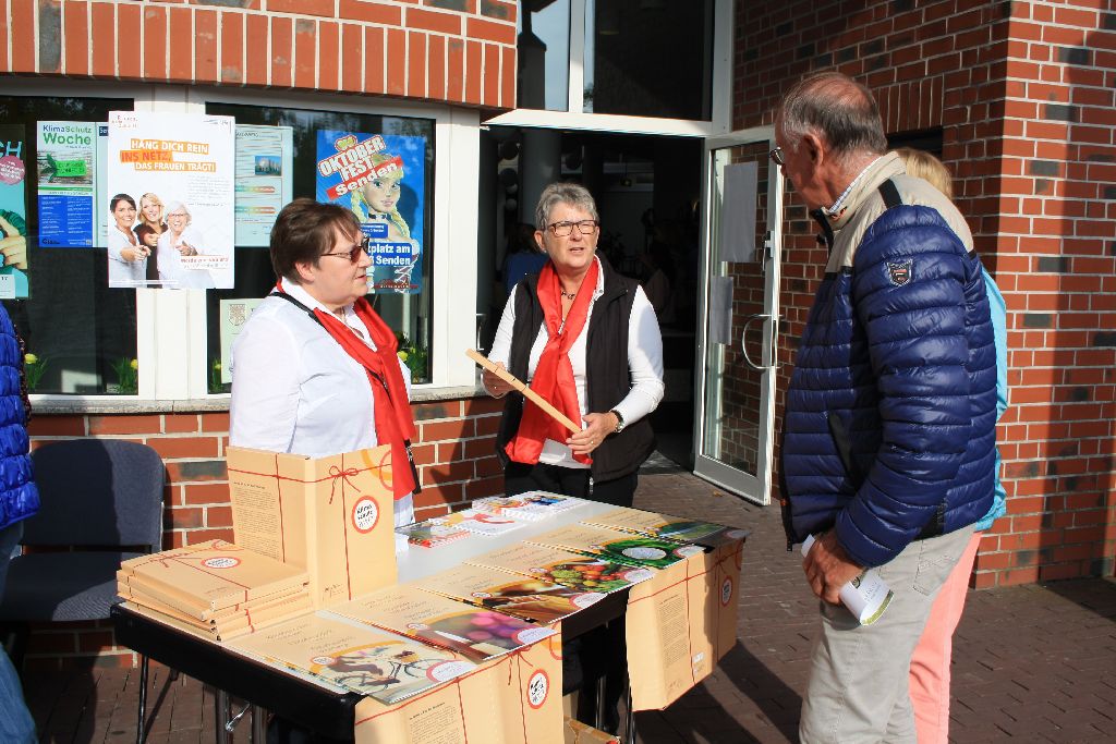 19.09.17: kfd mit Info-Mappen zu Klimaschutz in verschiedenen Alltagsbereichen (Bild: Gemeinde Senden)