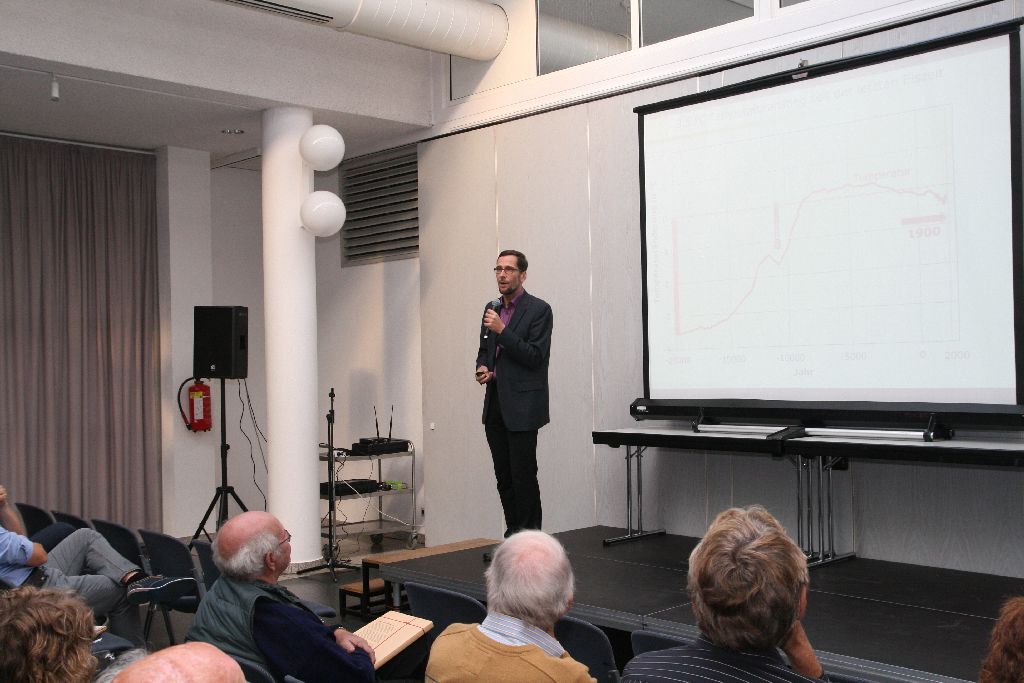 19.09.17: Vortrag von Prof. Quaschning: Energiewende und Klimawandel- Wie müsste eine echte Energiewende zum Erreichen der Pariser Klimaschutzziele in Deutschland aussehen? (Bild: Gemeinde Senden) 19.09.17: Vortrag von Prof. Quaschning: Energiewende und Klimawandel- Wie müsste eine echte Energiewende zum Erreichen der Pariser Klimaschutzziele in Deutschland aussehen? (Bild: Gemeinde Senden)
