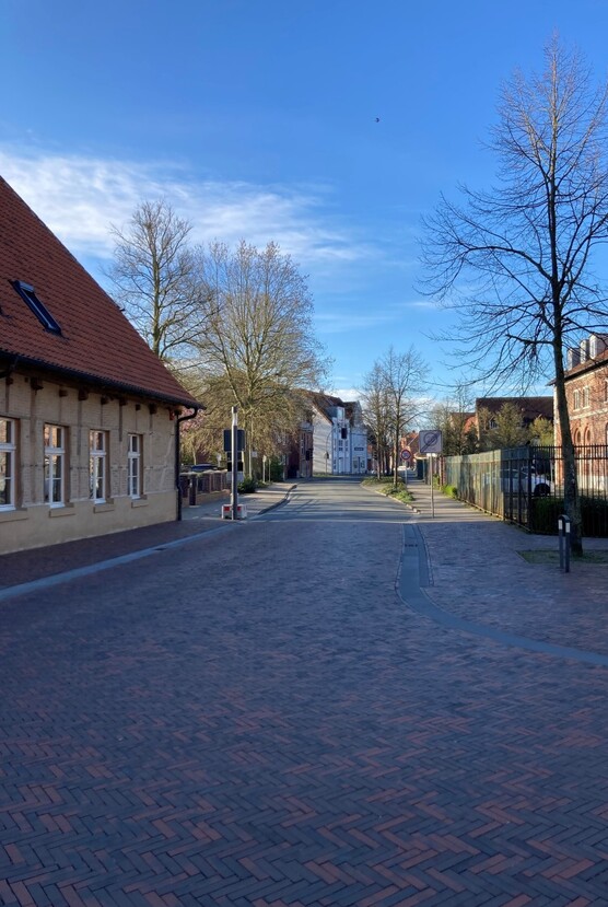 Ab dem alten Zollhaus (links im Bild) wird die Münsterstraße in Richtung Bakenstraße saniert.