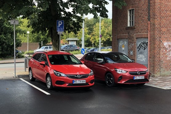 Ein Opel Corsa und ein Opel Astra (Kombi) stehen für Carsharing zur Verfügung.
