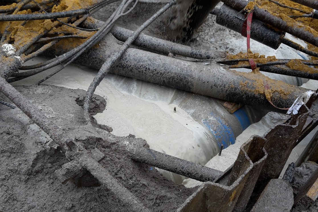 Flüssigboden wird eingefüllt: Wasser versickert, Sand füllt die Hohlräume Flüssigboden wird eingefüllt: Wasser versickert, Sand füllt die Hohlräume