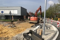 Die neue Mittelinsel mit Vorbereitungen für die Ampelanlage.