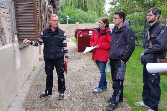 Sachverständiger Brückner mit Studierenden