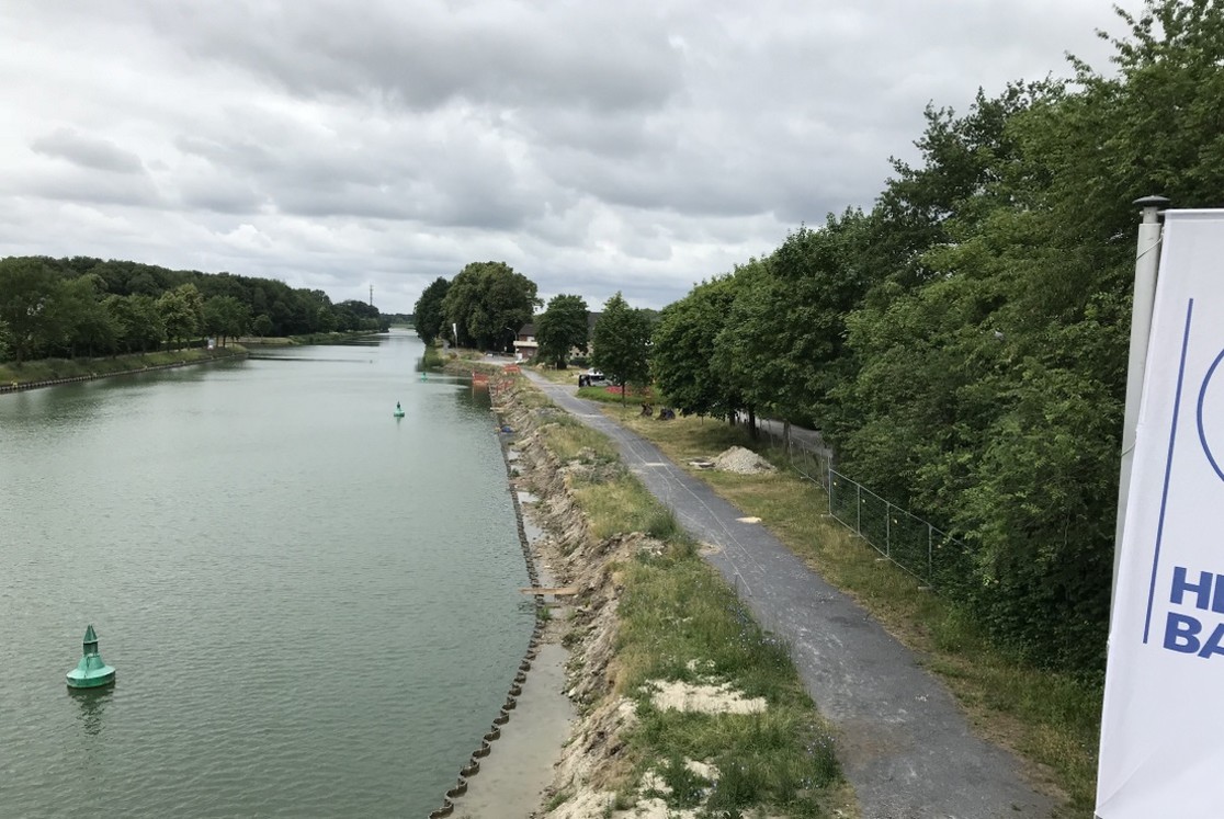 Um den Beton einbringen zu können, muss das Erdreich hinter der Spundwand entfernt werden. (Bild: Gemeinde Senden) Um den Beton einbringen zu können, muss das Erdreich hinter der Spundwand entfernt werden. (Bild: Gemeinde Senden)