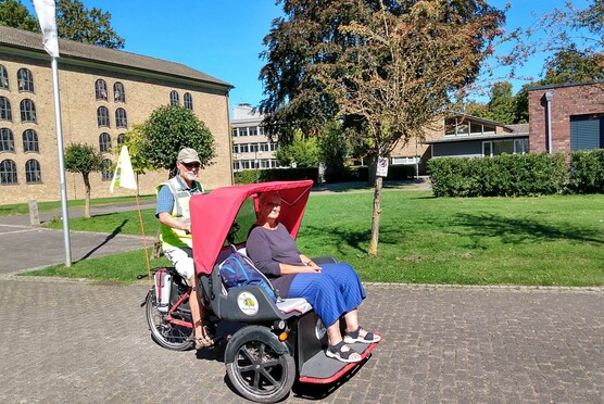 Rikscha mit Fahrer und Fahrgast Rikscha mit Fahrer und Fahrgast