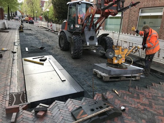 Betonplatten mit integriertem Leitsystem (Barrierefreiheit) Betonplatten mit integriertem Leitsystem (Barrierefreiheit)