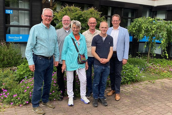 Vorgarten Initiative Senden Eine Gruppe Menschen vor einem Musterbeet.