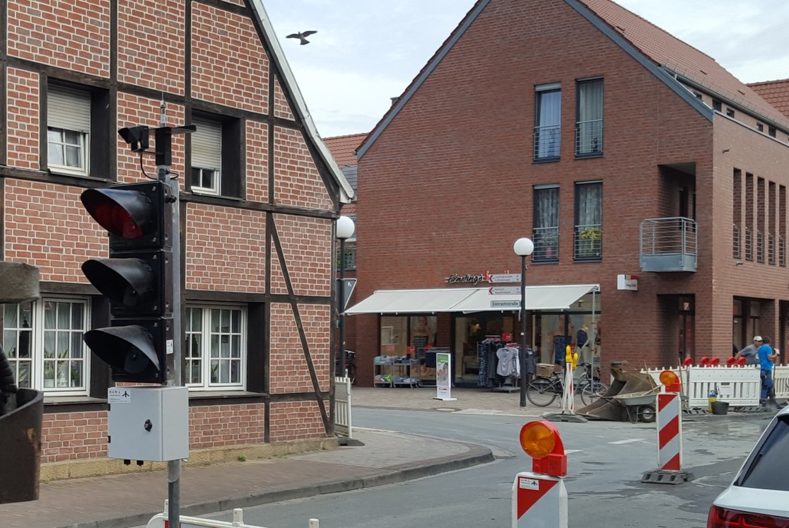 Sobald die Arbeiten beendet sind, wird die Lichtsignalregelung im Kreuzungsbereich Münststraße/ Eintrachtstraße entfernt. (Bild: Gemeinde Senden)