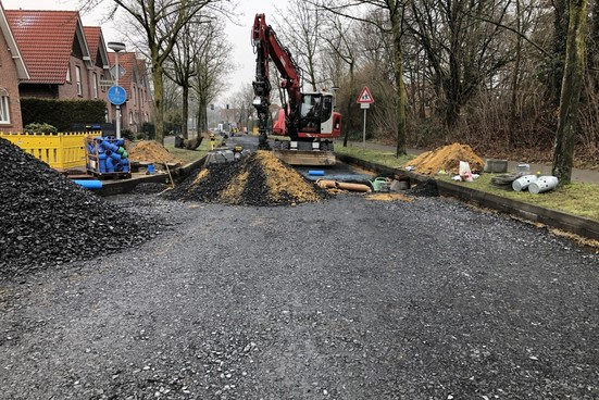 Die Oberfläche wird für den Einbau der nächsten Schichten vorbereitet.