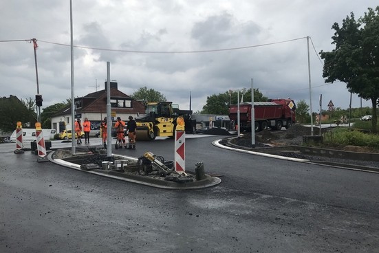 Herstellen der Fahrbahnoberflächen.