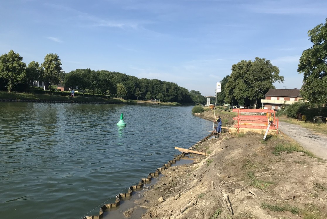 Vorbereitende Arbeiten: ein Floß wird für die Arbeiten von der Wasserseite aus vorbereitet.(Bild: Gemeinde Senden) Vorbereitende Arbeiten: ein Floß wird für die Arbeiten von der Wasserseite aus vorbereitet. (Bild: Gemeinde Senden)