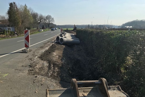 Weitere Rohre, die anstelle des offenen Grabens Wasser ableiten werden. Weitere Rohre, die anstelle des offenen Grabens Wasser ableiten werden.