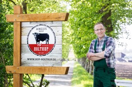 Hofeinfahrt mit Landwirt Elmar Lintel-Höping