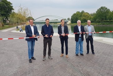 Gaben den Kanalplatz offiziell frei (v. links): Bürgermeister Sebastian Täger, Projektleiter Marcus Thies, Architekt Martin Diekmann, Vorsitzender des Gemeindeentwicklungsausschusses Gerd Gebauer, Sachgebietsleiter Bauverwaltung Carsten Busche.
