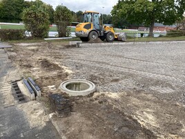 06.10.2021: Die Drainage wird in der Beachvolleyballanlage vorbereitet.