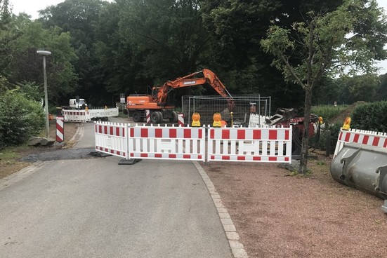 Absperrung der Straße "Am Kanal" für die Vorbereitungen des Schachtbauwerkes.