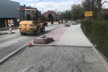 Pflasterarbeiten am Geh-und Radweg zum Friedhof hin.