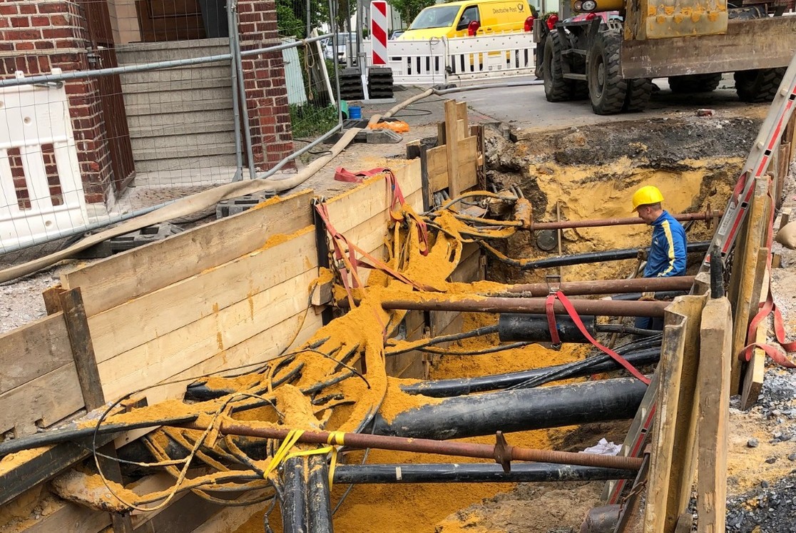 Die große Anzahl an Leitungen erschwert die Arbeiten.