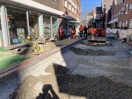 Herstellung des Unterbaus und Einbau der Straßenabläufe inkl. setzen der neuen Entwässerungsrinnen und Betonbänder (01.03.2022)   
