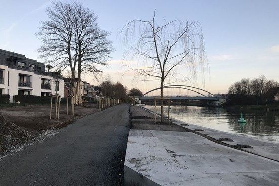 Blick Richtung Kanalbrücke: das Betonband ist fertiggestellt.