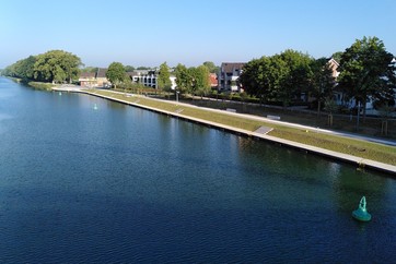 Der neu gestaltete Kanalplatz - Blick von der Kanalbrücke (1).