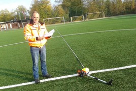 Zur Justierung der Strahler werden Orientierungspunkte auf dem Feld markiert.