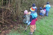 Kinder der Kita Huxburg durchkämmen Wald und Gebüsch