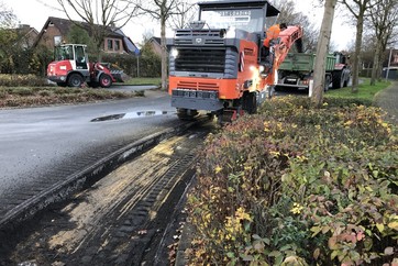 Mit der Großfräse wird der Asphalt abgefräst.