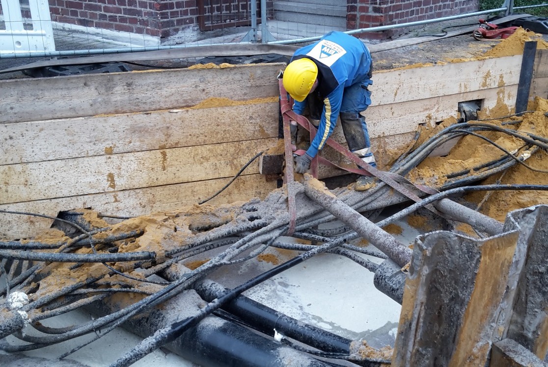 Kabelbündel werde fixiert um den Raum darunter besser verfüllen zu können. Kabelbündel werde fixiert um den Raum darunter besser verfüllen zu können.