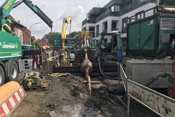 Auch in der Startgrube wird das Bohrgestänge vom Bohrgerät getrennt. Dieser Arbeitsschritt der Aufweitungsbohrung ist beendet.