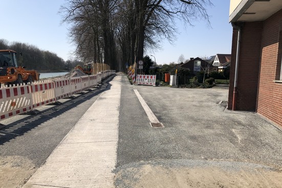 Betonband in der asphaltierten Zufahrt Droste Gärten.