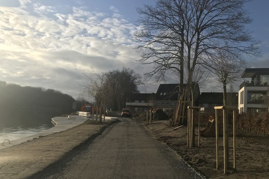 Blick Richtung Platz: Bäume sind gepflanzt, ein letzter Wegebelag steht noch aus.