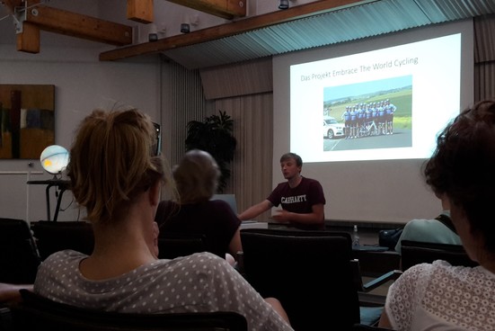 Im Hintergrund: das Team beim Teamtreffen.