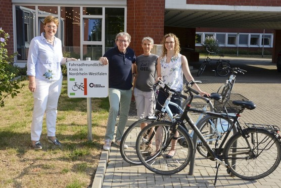 Stellvertretende Landrätin Anneliese Haselkamp, Hubertus Brüggemann vom Ordnungsamt der Stadt Coesfeld, Petra Volmerg, Klimaschutzmanagerin der Gemeinde Senden, und Klimaschutzmanagerin Sarah Rensner vom Kreis Coesfeld (v.l.n.r.; Aufnahme: Kreis Coesfel