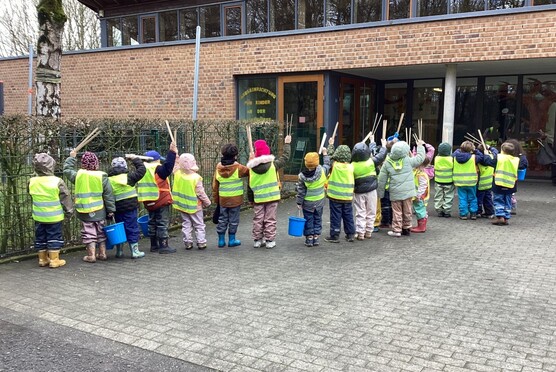 Eifrige Müllsammler und Müllsammlerinnen der Kita Drachenwiese.