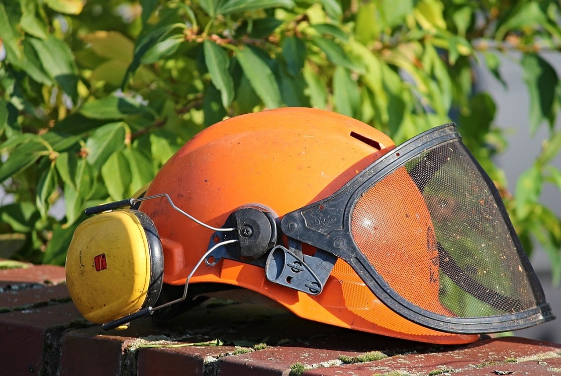 Helm für Gartenarbeit