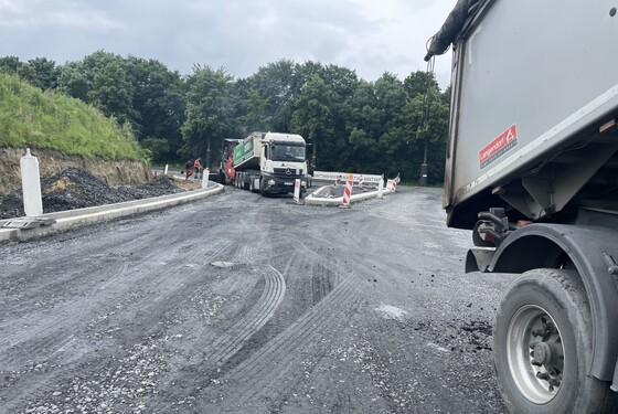 Asphalt wird mit Straßenfertiger eingebaut.