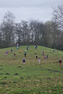 Kinder der Kita Franziskus "schwärmen" aus zum Müllsammeln.