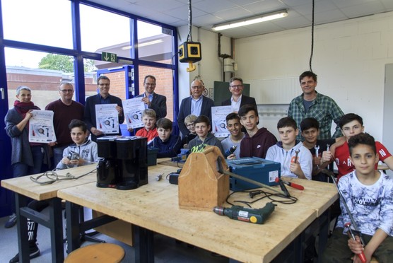 Unterstützen das Repair Cafe in Senden: Gemeinde, WBC, IBP, Schulleitung und Schüler der Edith-Stein-Schule. (Bild: Andreas Krüskemper) Unterstützen das Repair Cafe in Senden: Gemeinde, WBC, IBP, Schulleitung und Schüler der Edith-Stein-Schule. (Bild: Andreas Krüskemper)