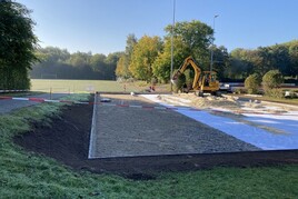 09.10.2021: Sand wird in die Beachvolleyballanlage eingebracht. 