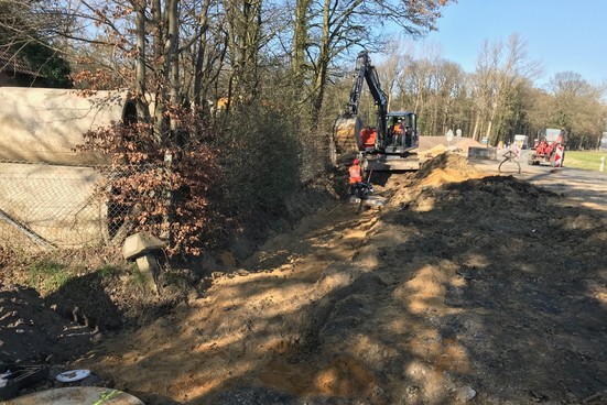 Unter dem neuem Radweg wird der Graben verrohrt.