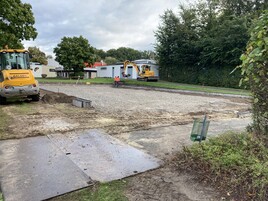 06.10.2021: Die Drainage wird in der Beachvolleyballanlage vorbereitet.