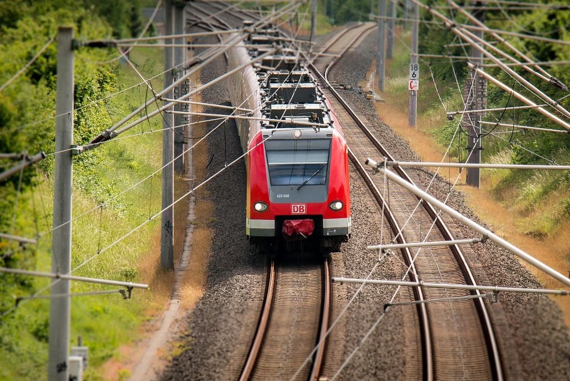 Zug auf Schienen
