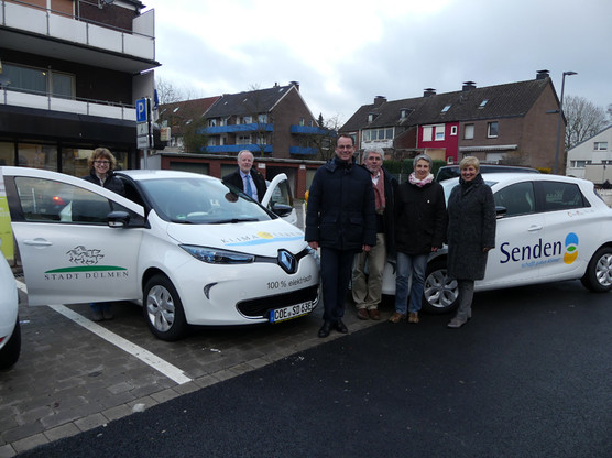 Stellten die neuen Elektroautos und Ladesäulen vor (v. re.): Dülmens Bürgermeisterin Lisa Stremlau (re.), Petra Volmerg (Klimaschutzmanagerin Senden), Günter Thomas (Klimaschutzmanager Dülmen), Sendens Bürgermeister Sebastian Täger, Dülmens Stadtb