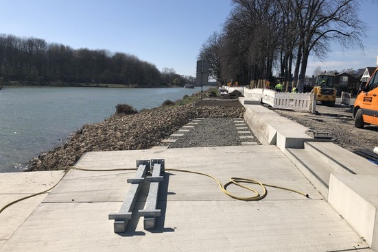 Betonfundamente und Stahlunterkonstruktion für das Holzdeck.