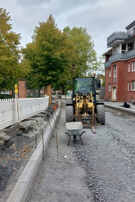 Die Straße wird demnächst asphaltiert, Gehwegsbereiche mit Klinkern belegt.