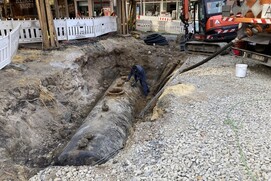 Ein alter Tank einer früheren ESSO-Tankstelle wird im Erdreich gefunden - Abpumpen des Kraftstoffes vor Entfernen des Tanks. 