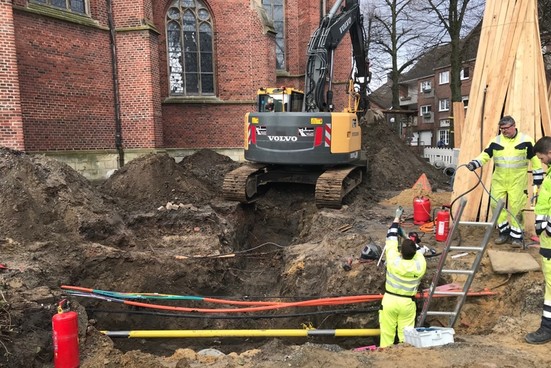 Zahlreiche Kabel und Leitungen beanspruchen den Platz im Boden